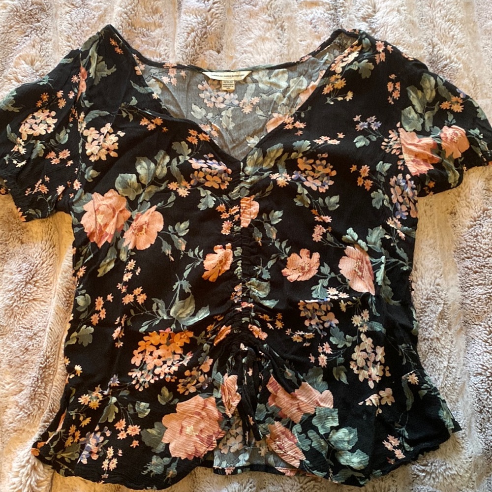 Floral American Eagle top with ruching in middle
